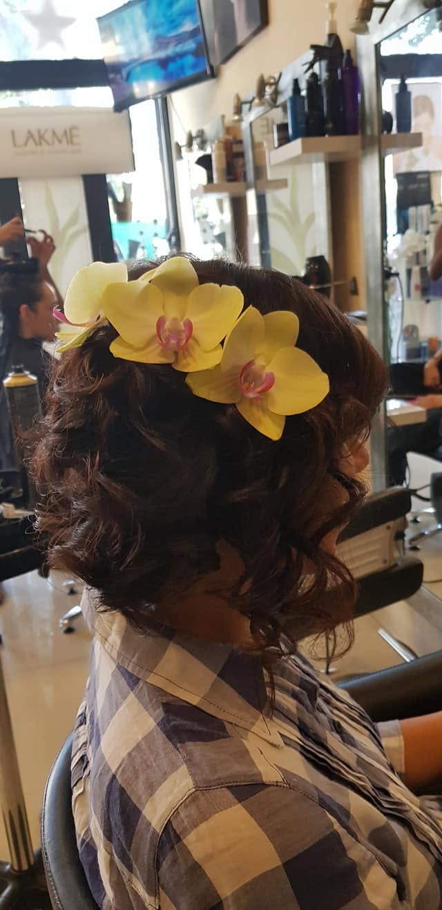 Coiffure orné d'orchidées