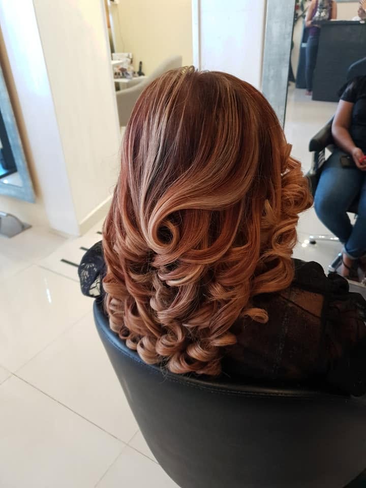 Boucles rousses glacées et brillantes