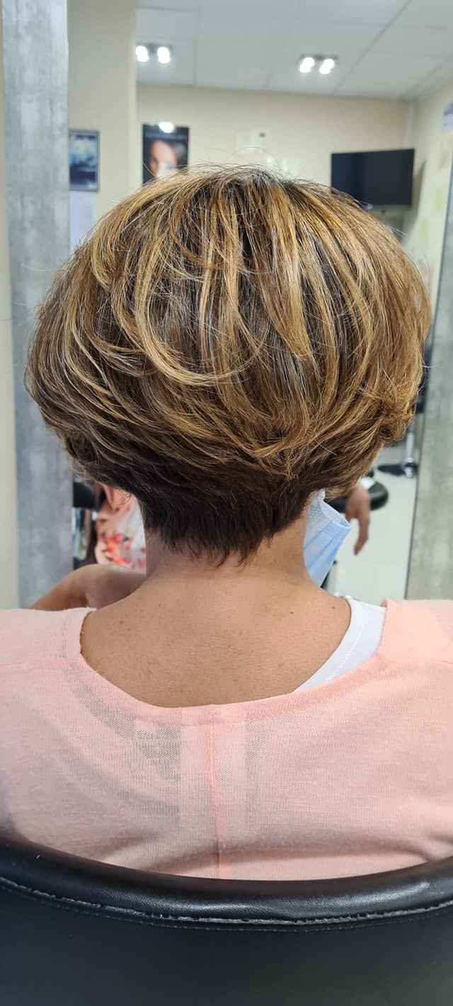 Coupe courte dégradée et mèches
