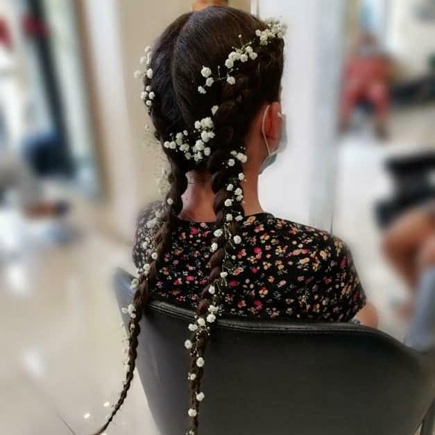 Tresses ornées de gypsophile